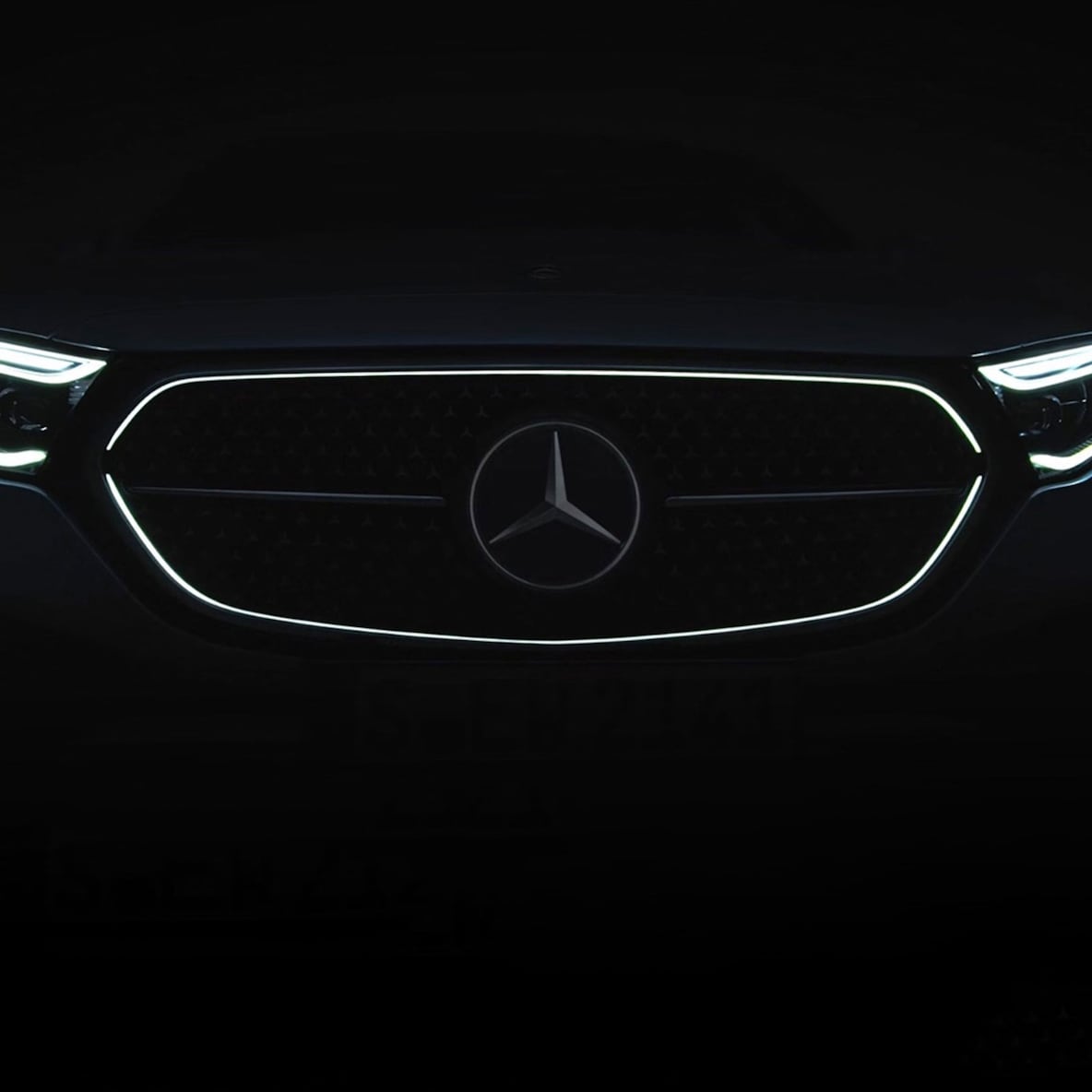 The illuminated radiator shell of the Mercedes-Benz E-Class Estate.