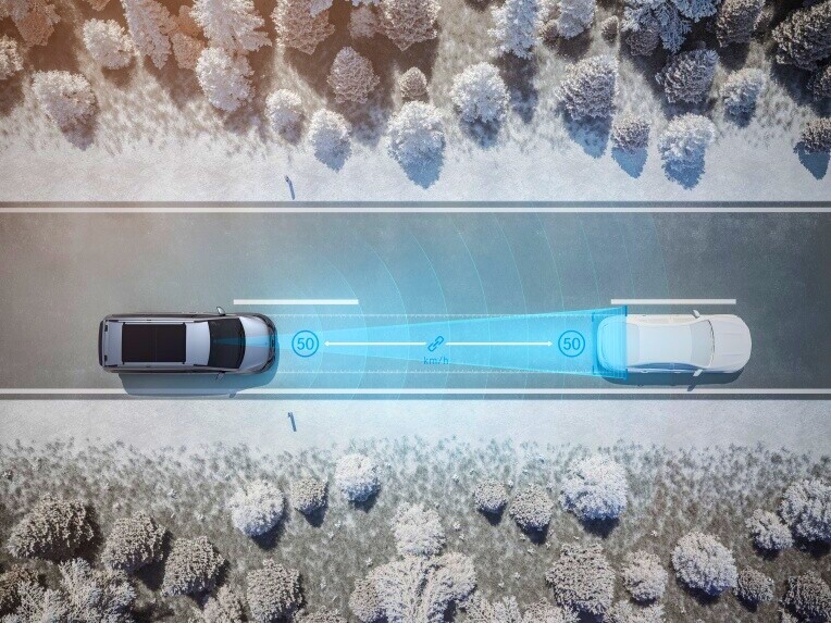 Active Distance Assist DISTRONIC | V-Class Marco Polo | Mercedes-Benz The radar-based Active Distance Assist DISTRONIC system automatically maintains a set distance to vehicles travelling in front.