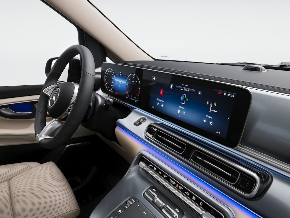 With the Widescreen Cockpit, the instrument display and media display merge into a single visual unit under a continuous glass surface.