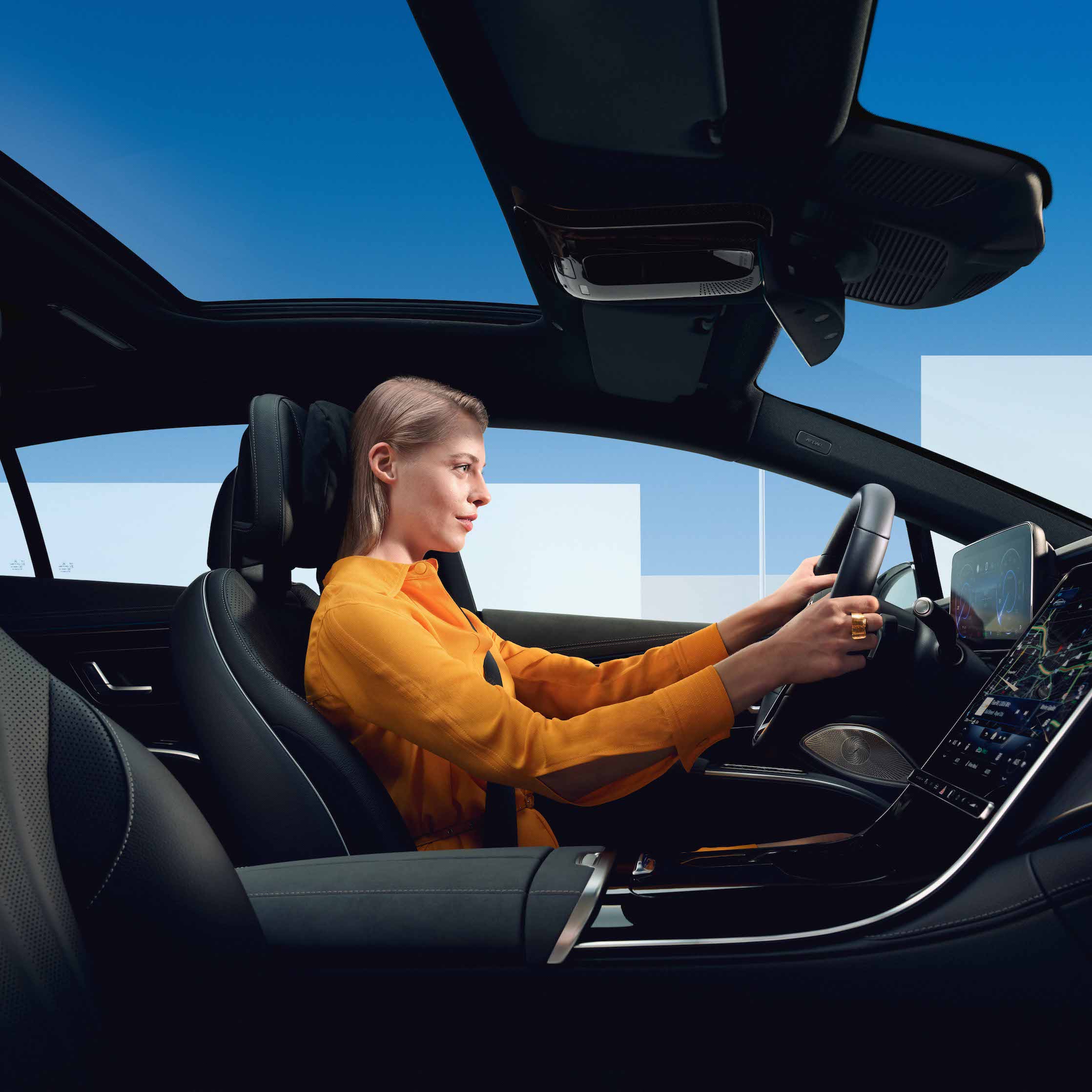 Mobilo | Mercedes-Benz A woman is sitting in a vehicle provided by Mobilo.