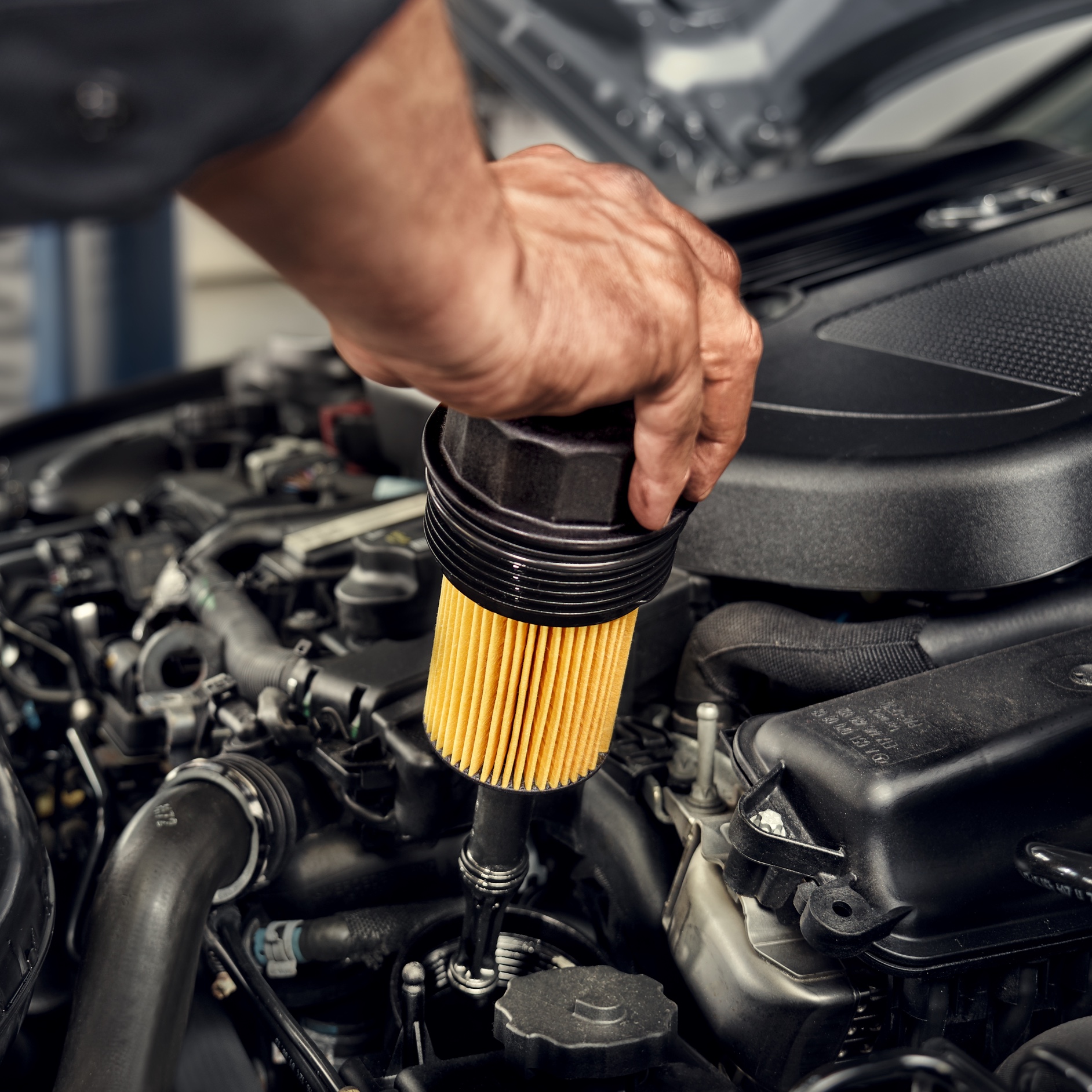Mercedes-Benz genuine oil filters A Mercedes-Benz technician changes the oil filter in the vehicle.