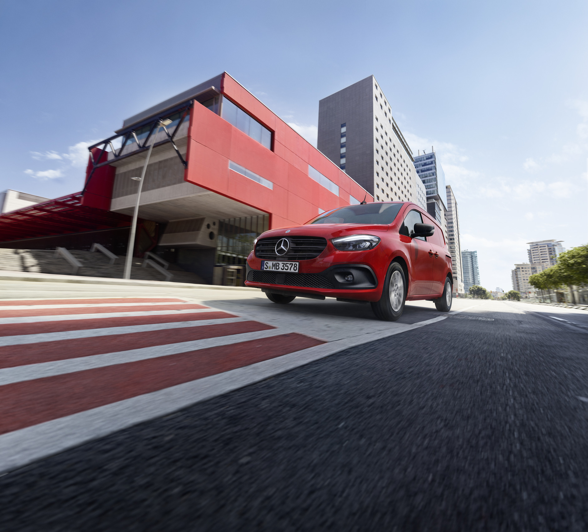 eCitan & Citan | Mercedes-Benz The Mercedes-Benz Citan Panel Van is driving on the street.