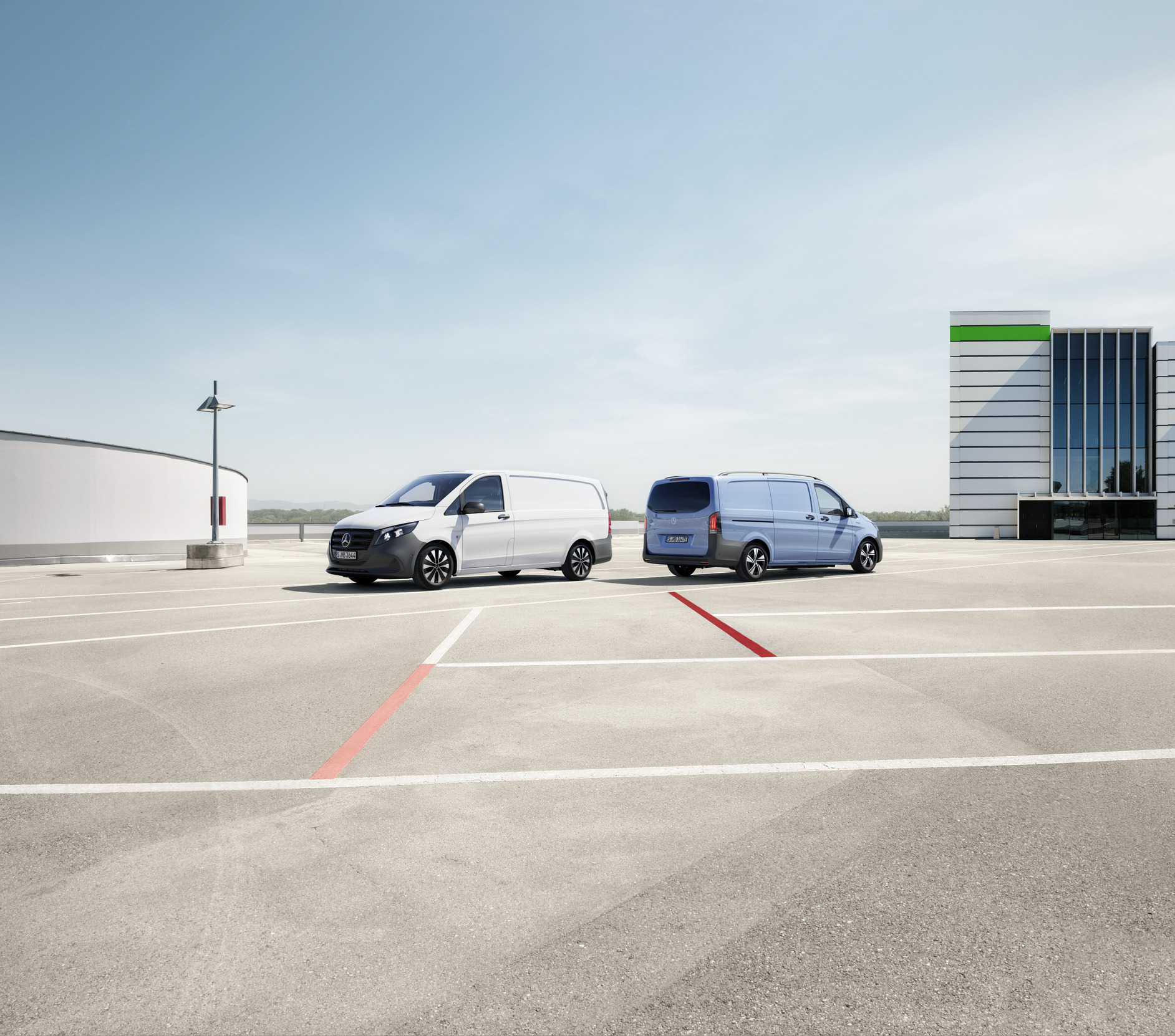 eVito & Vito | Mercedes-Benz The Mercedes-Benz Vito Panel Van and eVito Panel Van are standing on the roof of a parking deck.