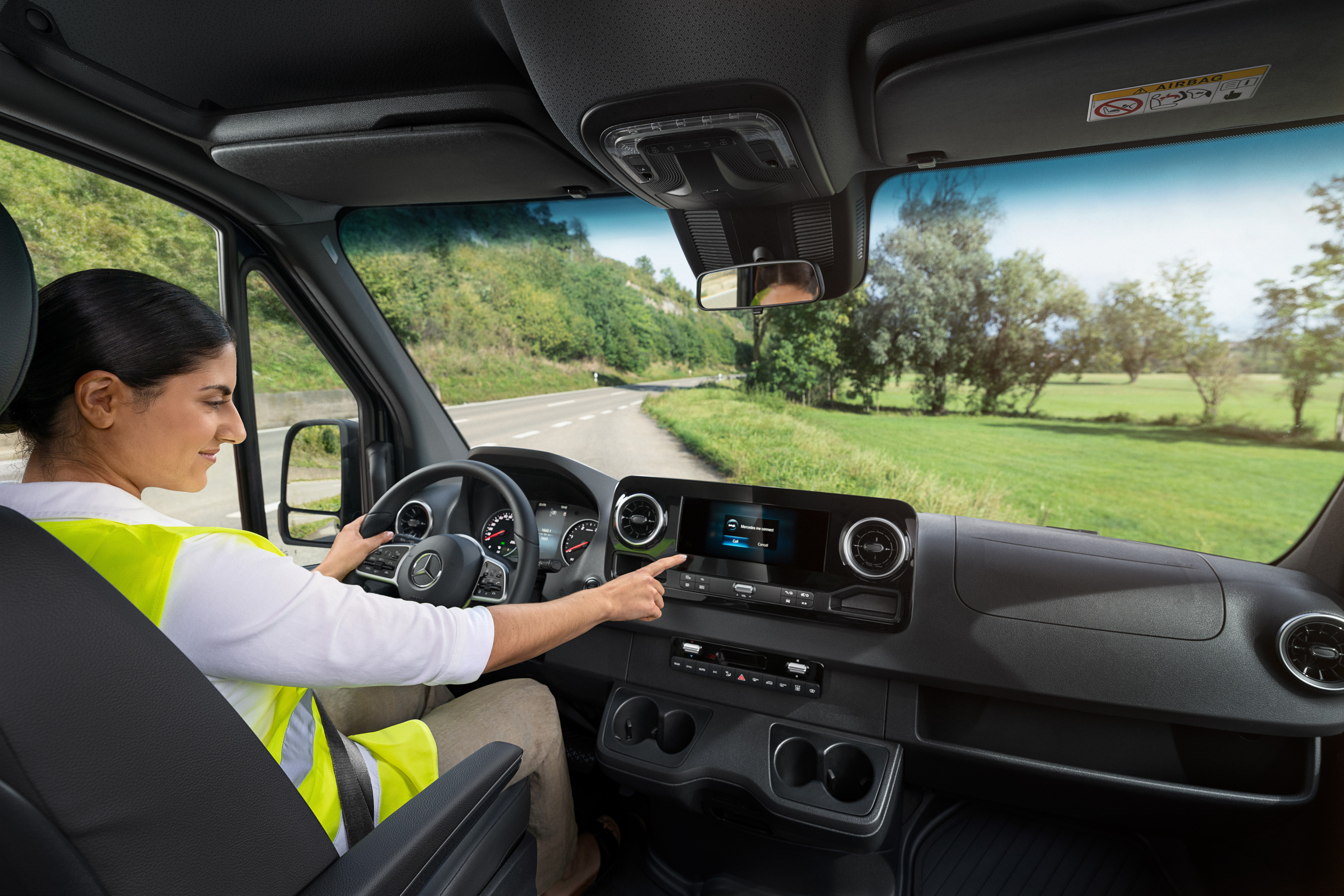 Mercedes-Benz | Vans Care | Service24h Driver in a Mercedes-Benz Sprinter calls the Mercedes-Benz Service24h hotline via the on-board menu if she has a problem.
