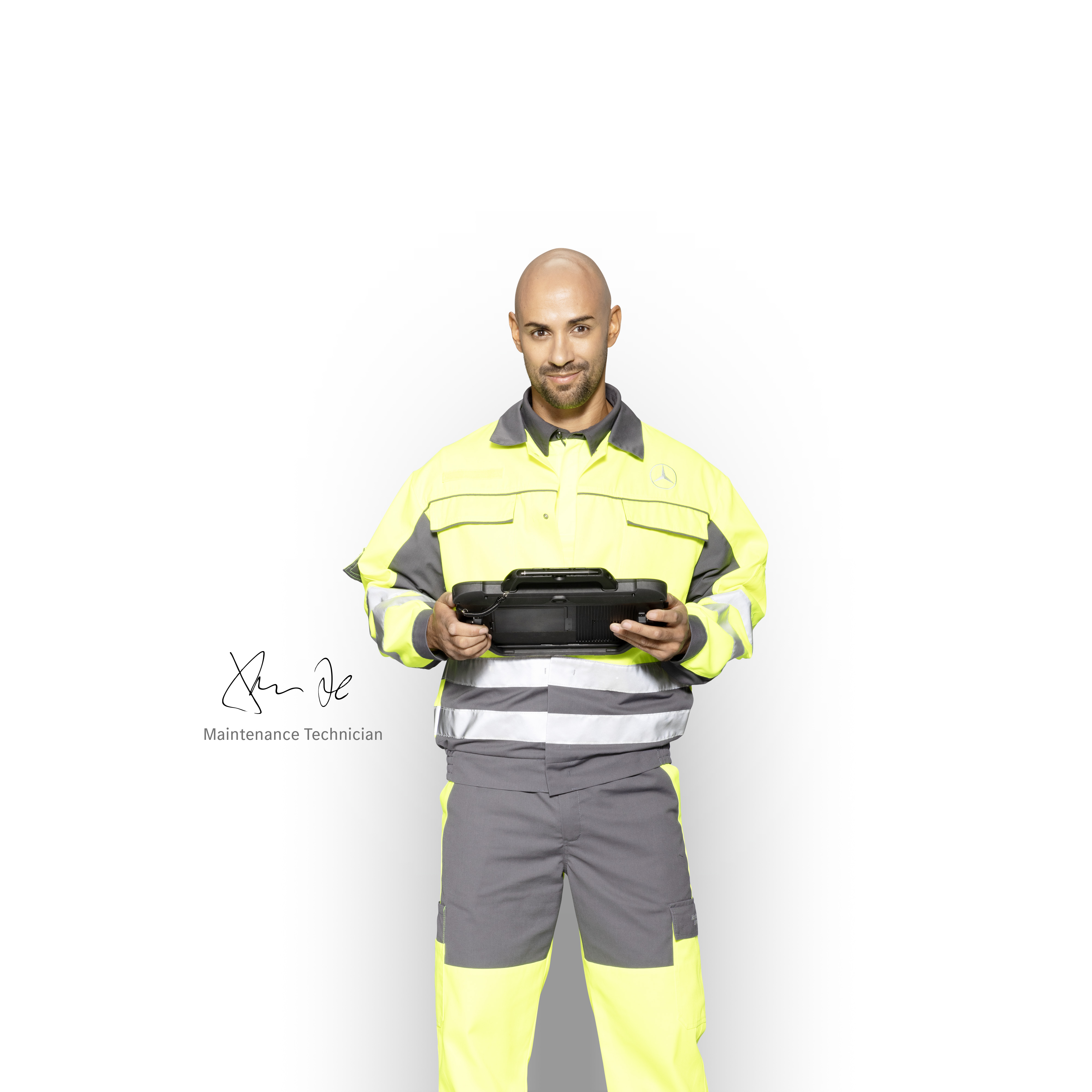 Mercedes-Benz | Vans Care | Service24h Service Technician in workwear with tablet in his hand to ensure competent support from Mercedes-Benz .