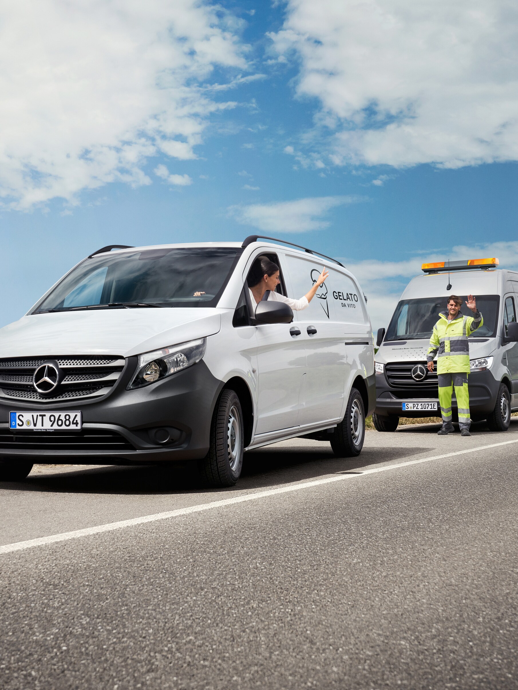 Competent support when it comes to care: Mercedes-Benz Service helps van driver at the side of the road, both wave in a friendly manner.