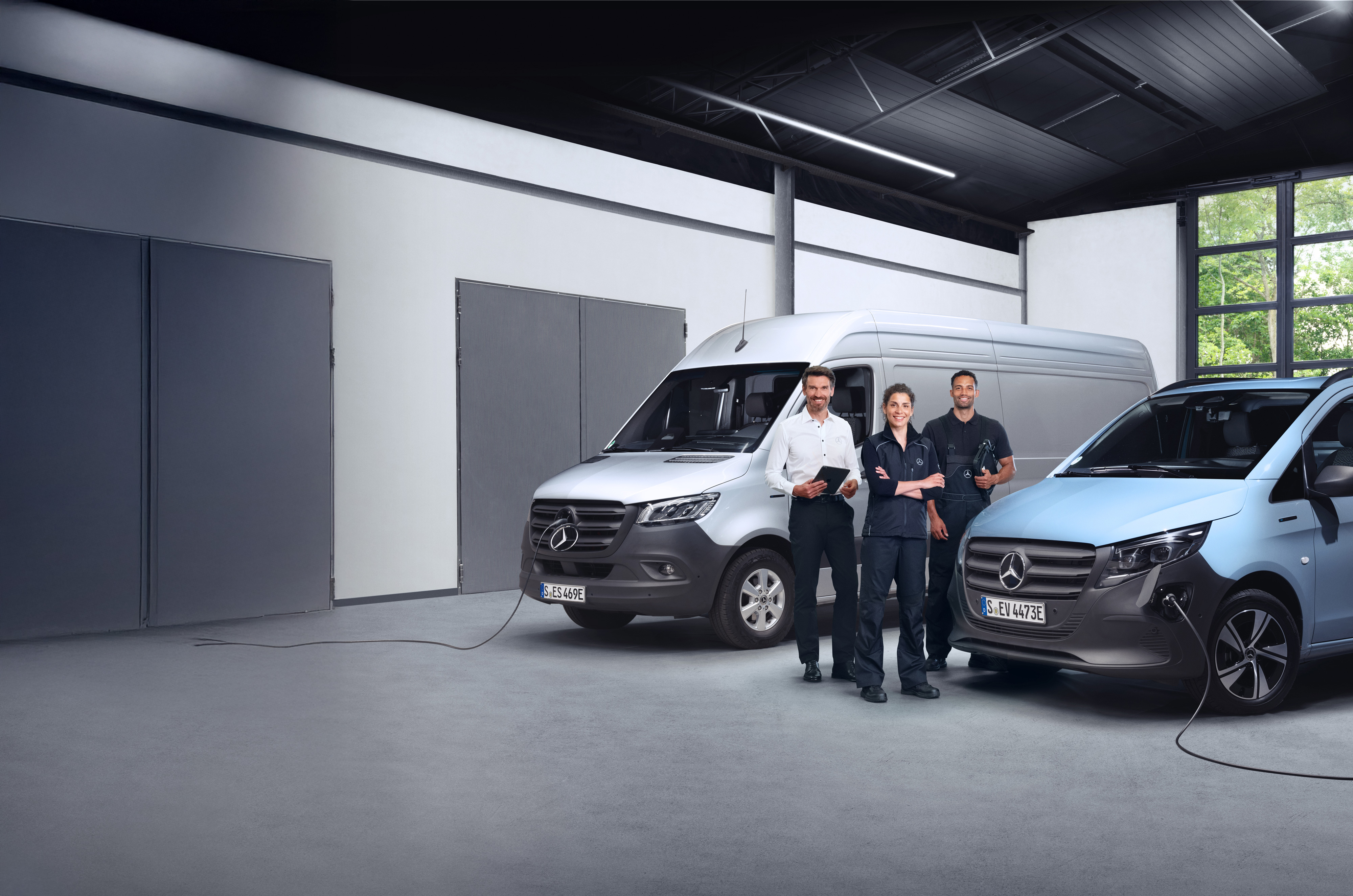 Mercedes-Benz | Vans Quality overview Three employees in front of Mercedes-Benz vans symbolising quality.