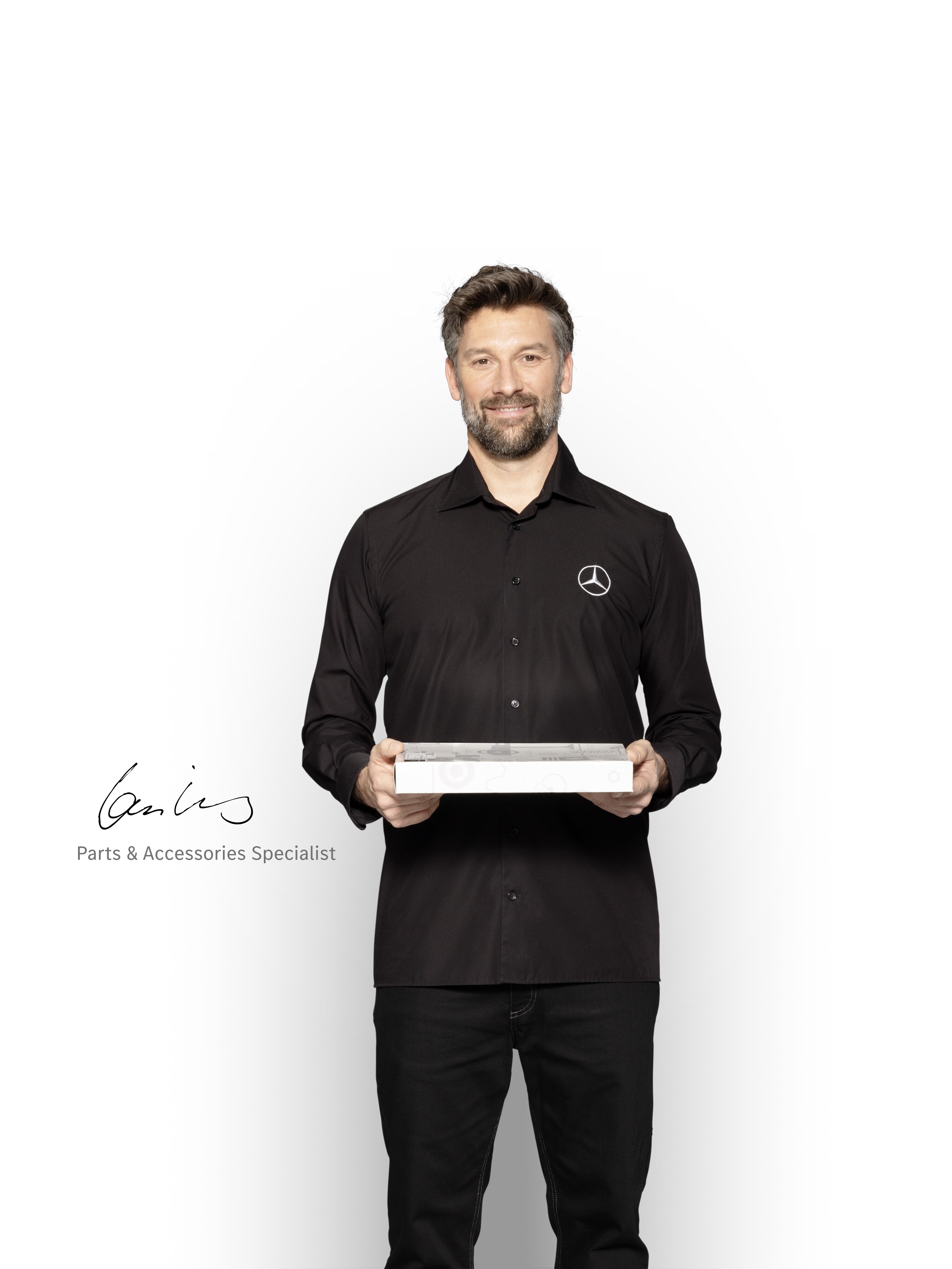 Parts Specialist with Tablet ready to inform about the Mercedes-Benz Quality Standards 
