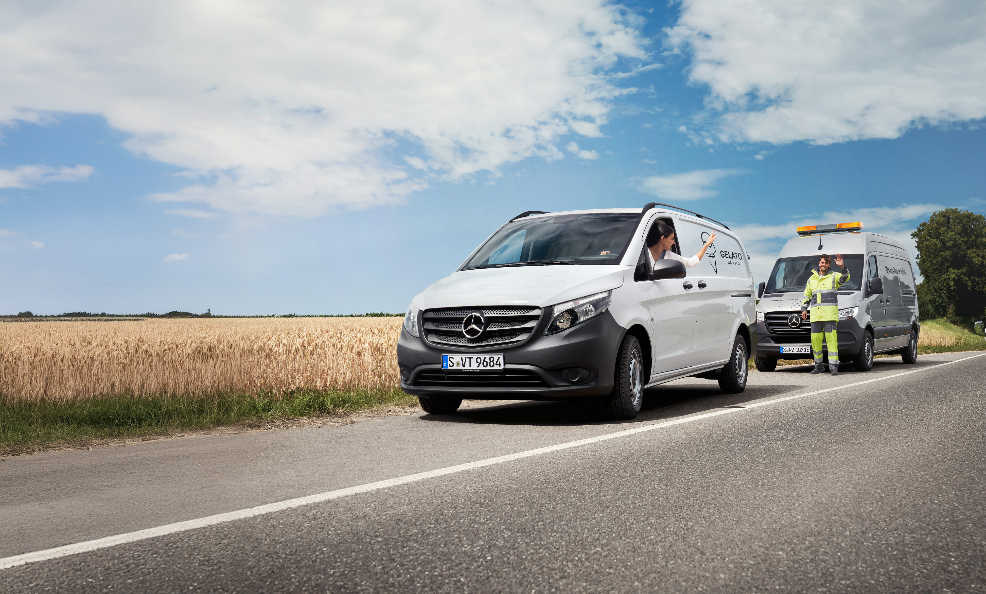 Mercedes-Benz | Maintenance | Mobility warranty A mechanic providing roadside assistance to customer in a white Mercedes-Benz Vito van.