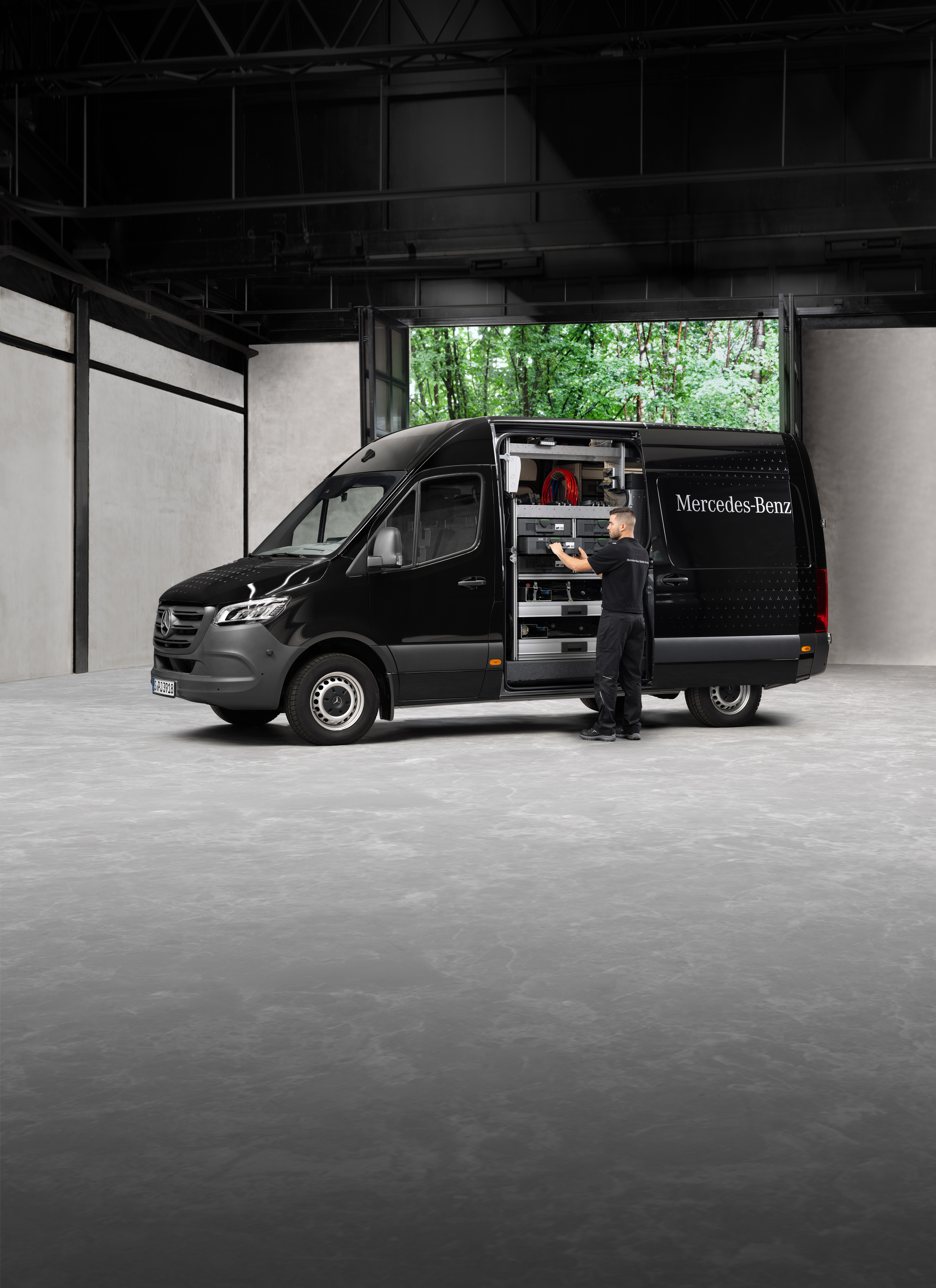 Mercedes-Benz | Mobile Service | Seasonal check A technician removes tools from a black Mercedes-Benz Sprinter van.