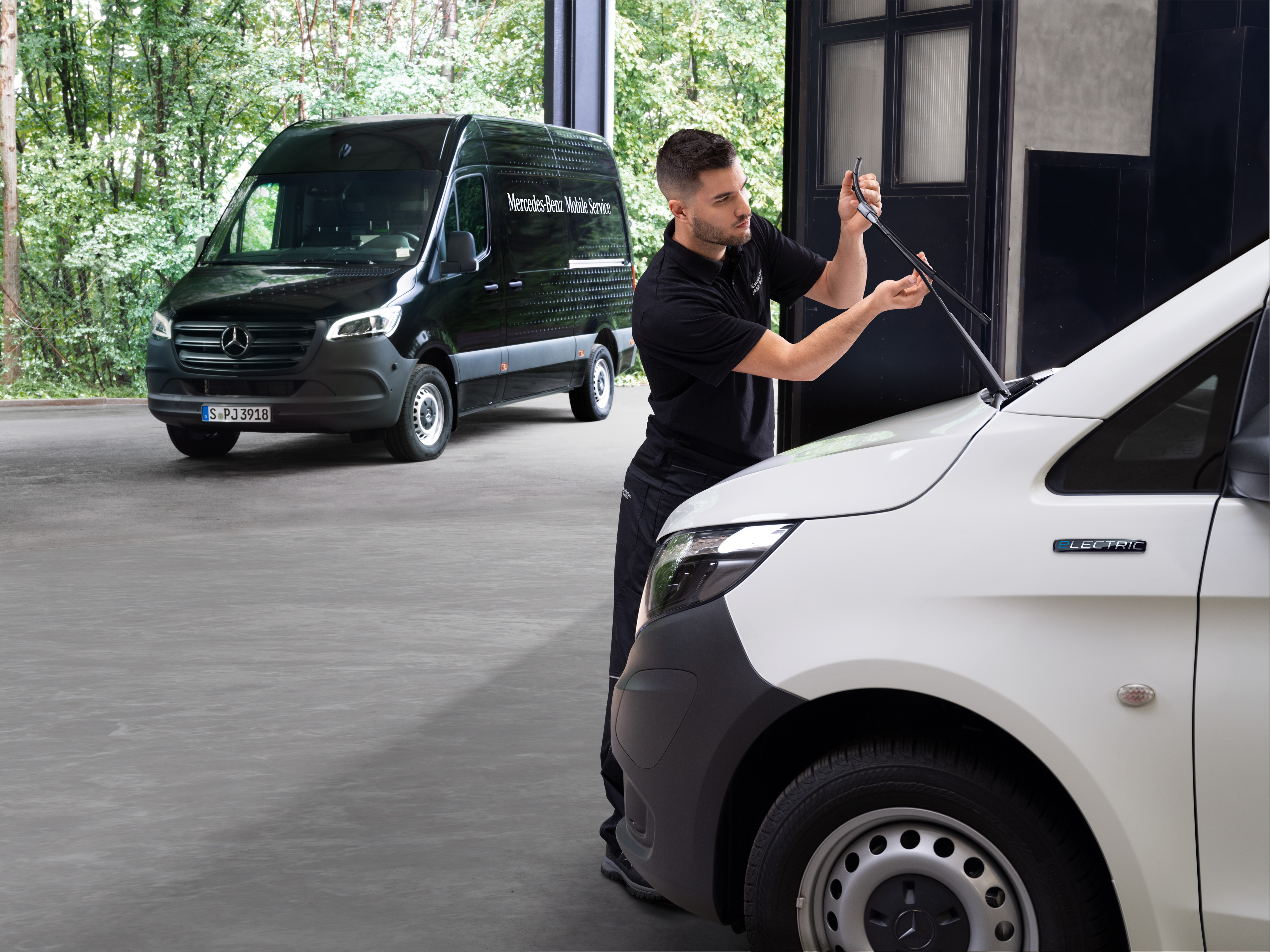 Mercedes-Benz | Mobile Service | Other services A technician changes wiper blades on a white Mercedes-Benz Vito van.