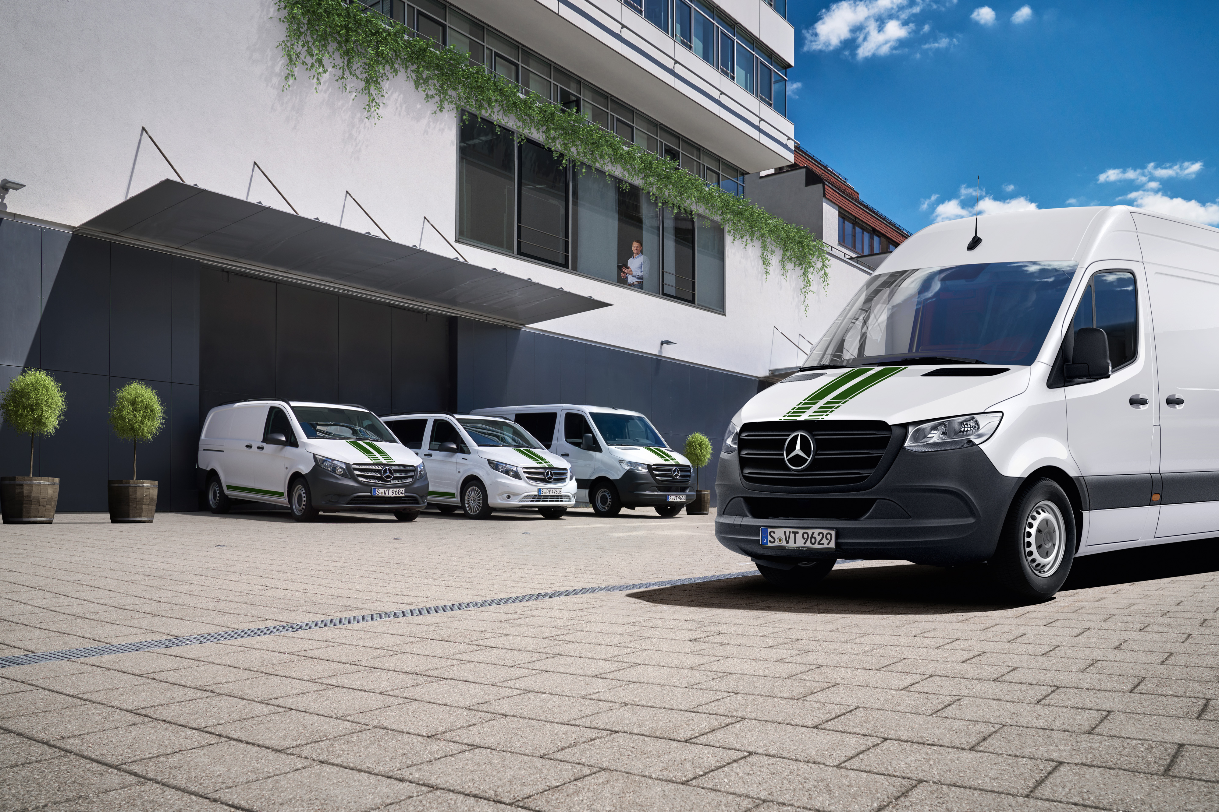 Mercedes-Benz | Van technology | Van Uptime Monitor A fleet of Mercedes-Benz vans in front of a building, symbolising digital fleet monitoring.