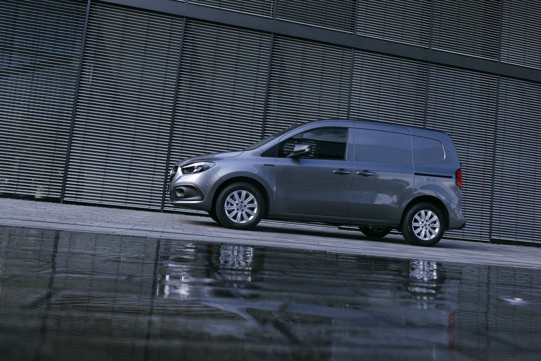 Citan Panel Van in Front of a Building | Mercedes-Benz Vans A grey Mercedes-Benz Citan panel van in front of a building.